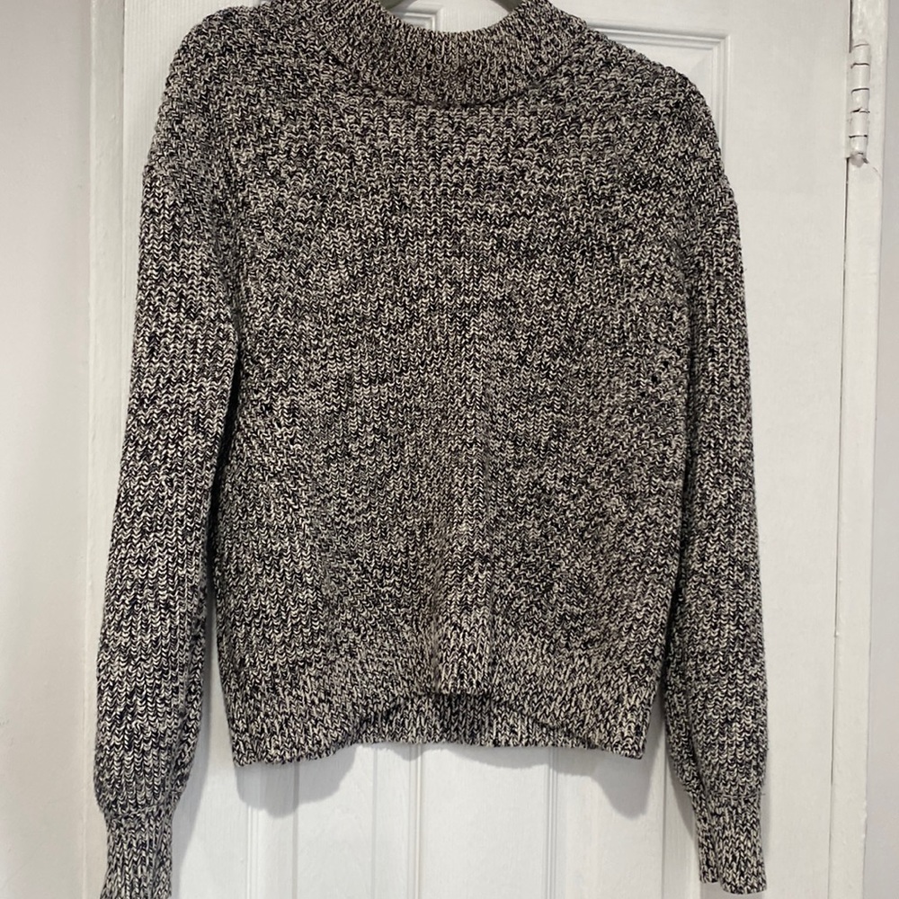H&M SWEATER SIZE M
